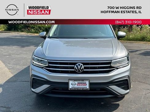 Used 2023 Volkswagen Tiguan SE w/ Panoramic Sunroof Package FWD image 2