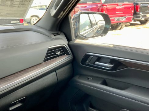 Used 2025 Chevrolet Suburban Z71 AWD/4WD image 35