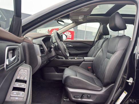 Certified 2023 Nissan Rogue Platinum w/ Platinum Premium Package AWD/4WD image 11