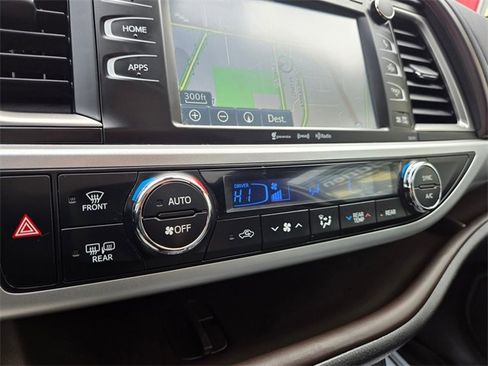 Used 2017 Toyota Highlander XLE image 29