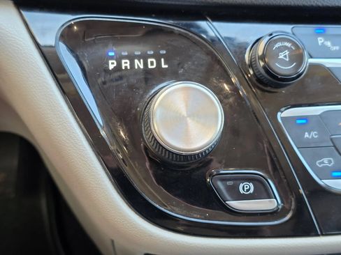 Used 2017 Chrysler Pacifica Touring-L FWD image 29