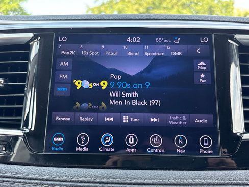 Used 2018 Chrysler Pacifica Limited image 27