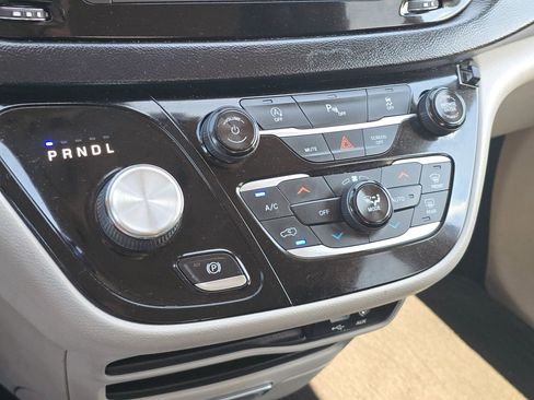 Used 2019 Chrysler Pacifica Touring-L image 22