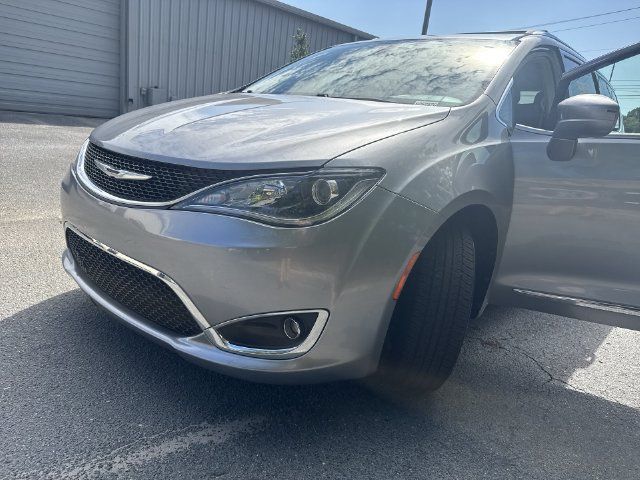 Used 2018 Chrysler Pacifica Touring-L FWD image 33