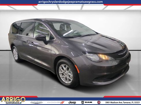 Certified 2022 Chrysler Voyager LX image 1