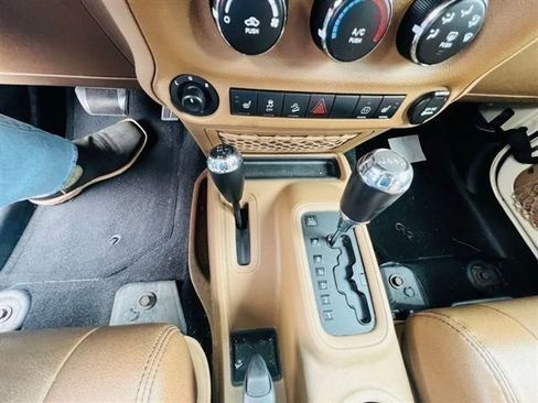 Used 2011 Jeep Wrangler Unlimited Sahara w/ Connectivity Group AWD/4WD image 13