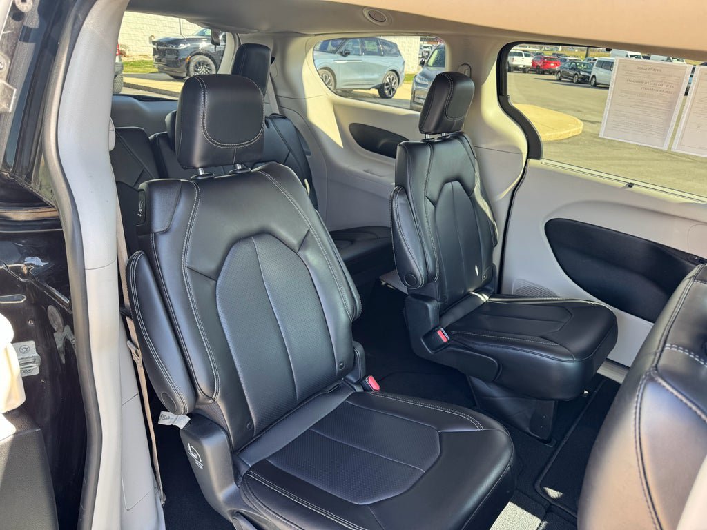 Used 2023 Chrysler Pacifica Touring-L FWD image 18