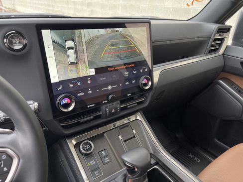 Used 2025 Lexus GX 550 w/ Accessory Package (Z1) image 16