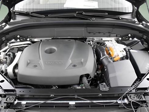 Certified 2025 Volvo XC60 T8 Plus w/ Protection Package Premier image 14