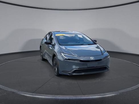Used 2024 Toyota Prius LE FWD image 3