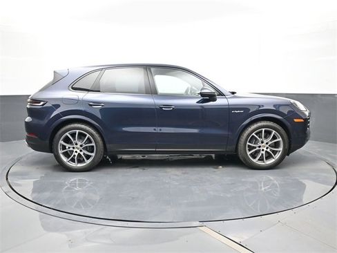 Used 2025 Porsche Cayenne E-Hybrid image 24
