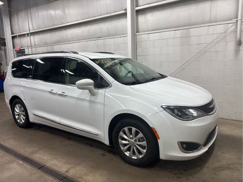 Used 2019 Chrysler Pacifica Touring-L image 2