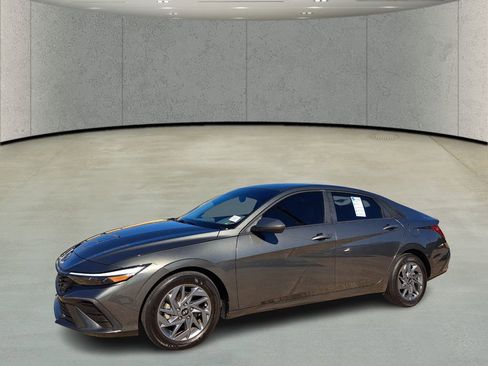 Used 2024 Hyundai Elantra SEL image 2