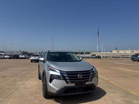 Certified 2025 Nissan Rogue SV FWD image 3
