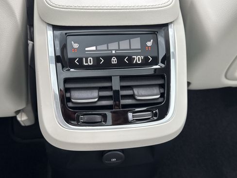 Certified 2024 Volvo XC90 T8 Plus AWD/4WD image 23