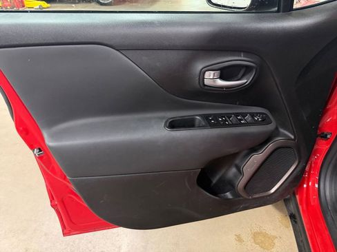 Used 2023 Jeep Renegade Latitude AWD/4WD image 26