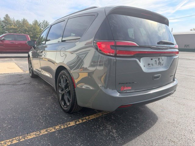 Used 2025 Chrysler Pacifica Limited FWD image 8