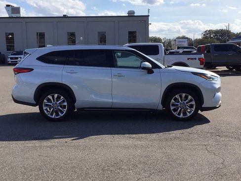 Used 2023 Toyota Highlander Limited image 4