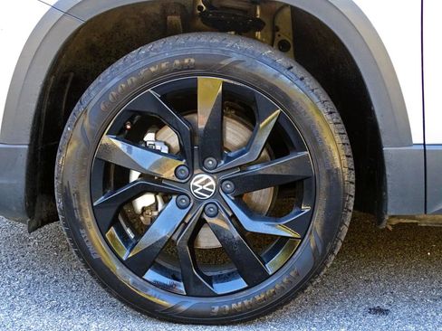 Used 2022 Volkswagen Taos SE image 11