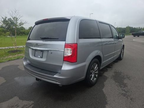 Used 2015 Chrysler Town & Country S FWD image 8