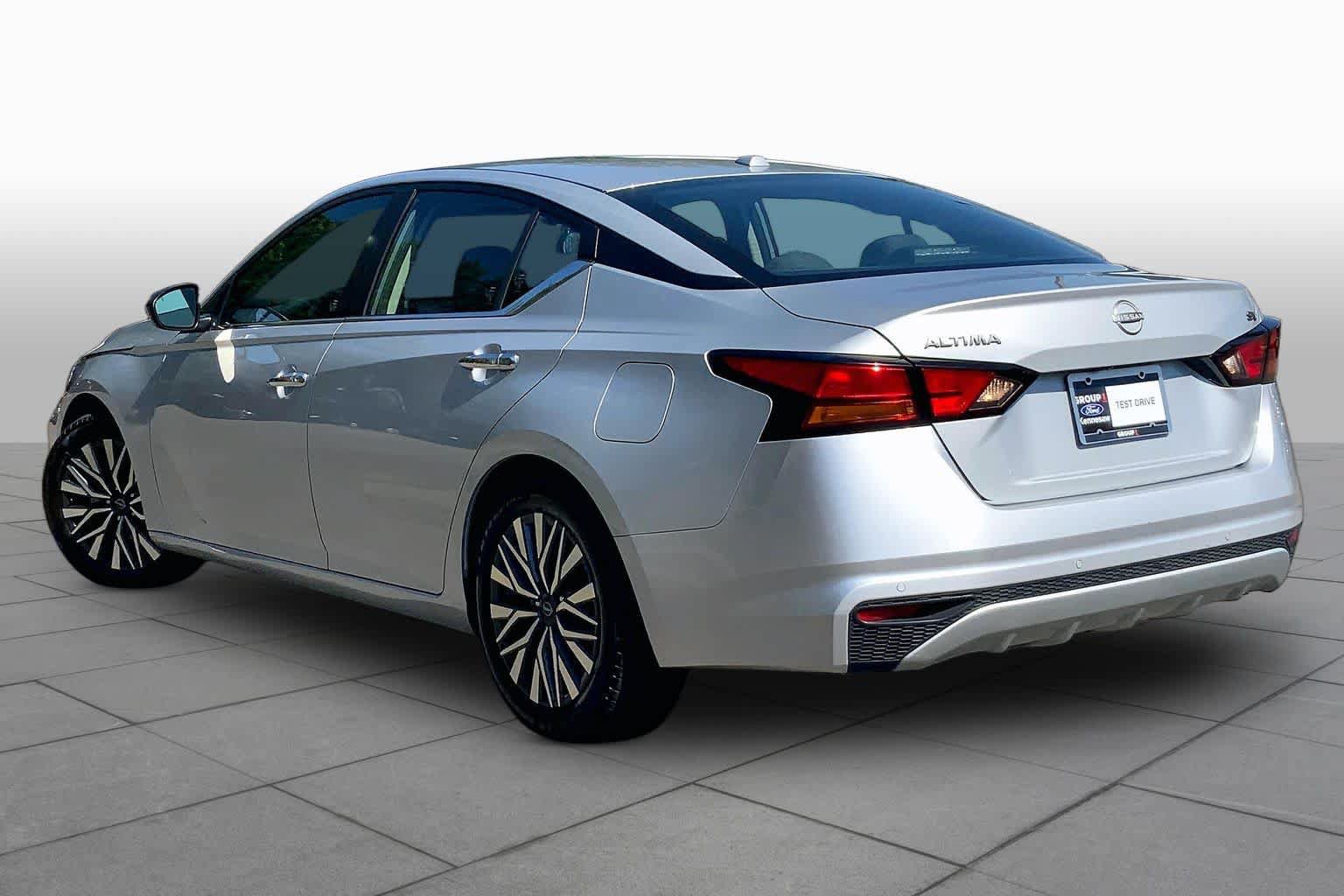 Used 2024 Nissan Altima 2.5 SV FWD image 12