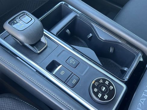 Used 2024 Nissan Pathfinder SV image 25