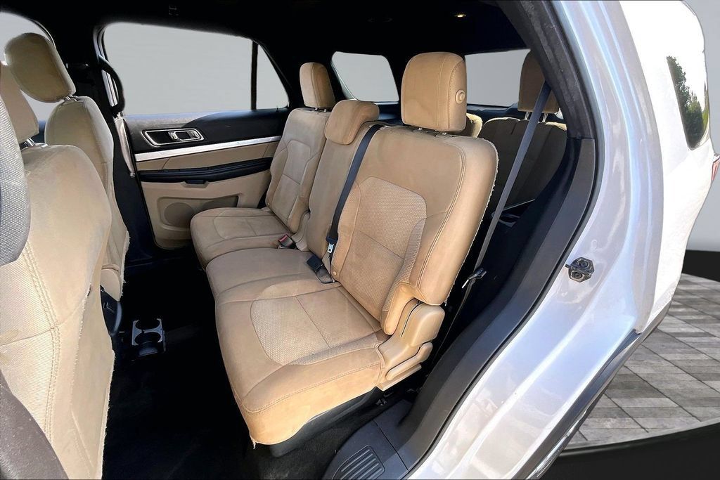 Used 2017 Ford Explorer XLT FWD image 26