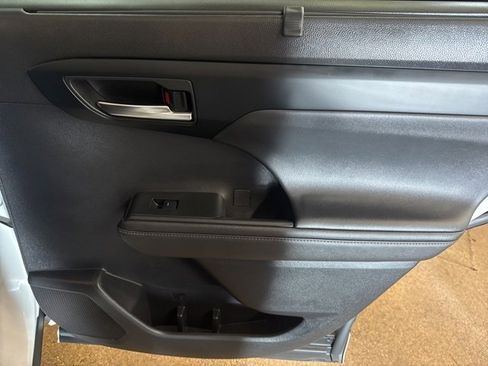 Used 2022 Toyota Highlander XLE image 25