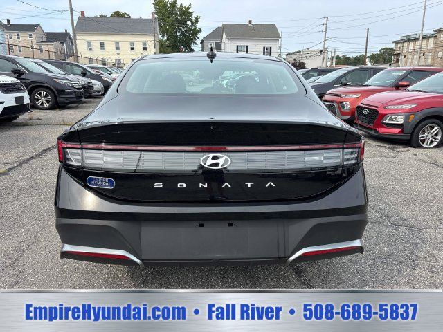 Used 2025 Hyundai Sonata SE FWD image 4