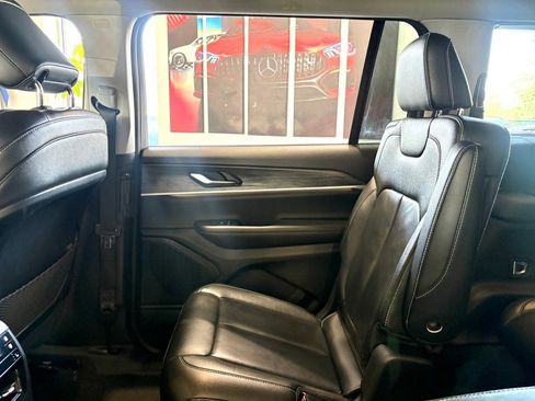 Used 2023 Jeep Grand Cherokee L Limited w/ Black Appearance Package image 15