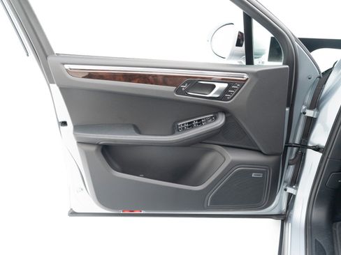 Certified 2025 Porsche Macan image 20