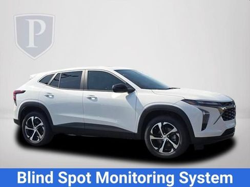 New 2026 Chevrolet Trax RS w/ Sunroof Package FWD image 2