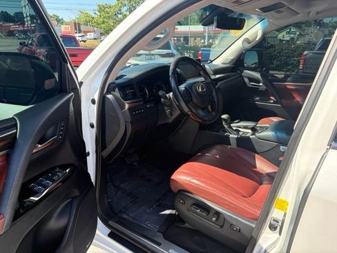 Used 2019 Lexus LX 570 4WD w/ Luxury Package image 16