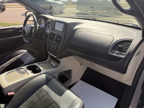 Used 2017 Dodge Grand Caravan SXT FWD image 18