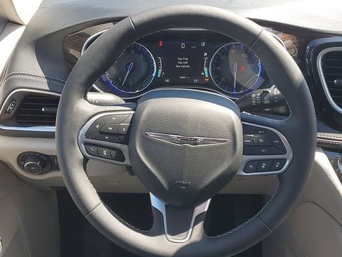 Used 2024 Chrysler Pacifica Limited AWD/4WD image 14