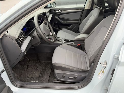 Certified 2025 Volkswagen Jetta SE image 16