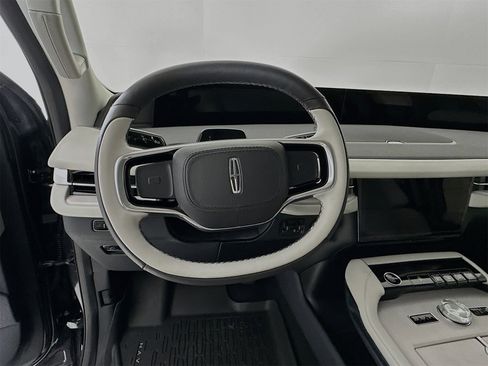 Used 2025 Lincoln Navigator Reserve image 12