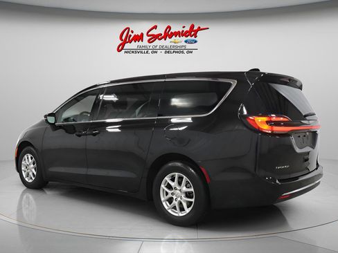 Used 2025 Chrysler Pacifica Select image 4