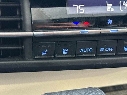 Used 2021 Toyota Sienna Platinum image 30