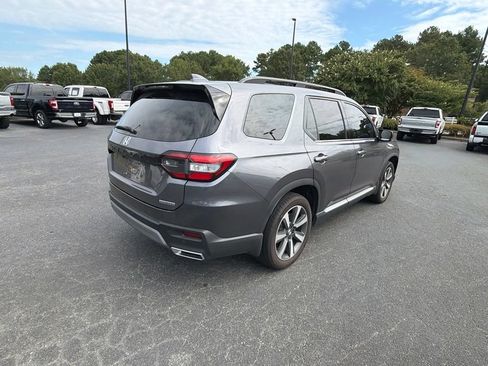 Used 2025 Honda Pilot Touring image 11