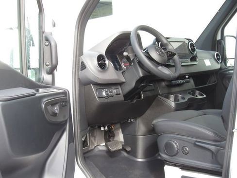 Used 2025 Mercedes-Benz Sprinter 2500 image 9