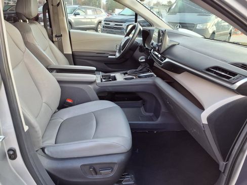 Used 2024 Toyota Sienna XLE image 19