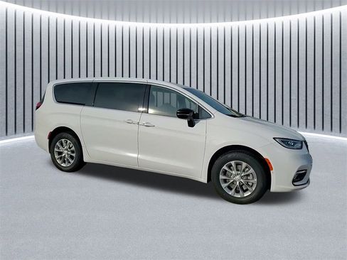 New 2026 Chrysler Pacifica Limited w/ Uconnect Theater Family Group image 3