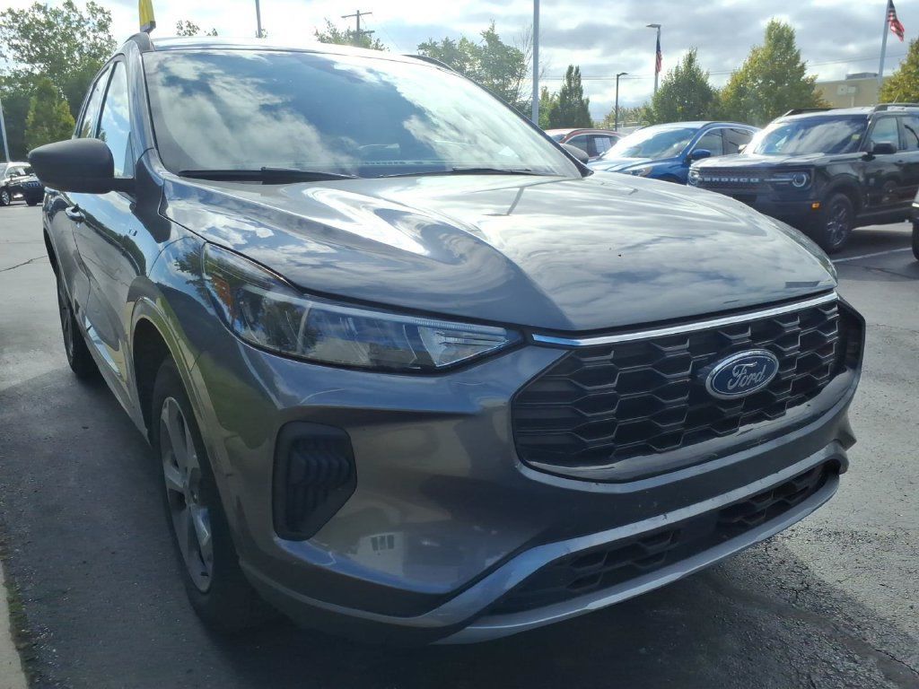 Used 2024 Ford Escape ST-Line w/ Tech Pack #1 AWD/4WD image 3
