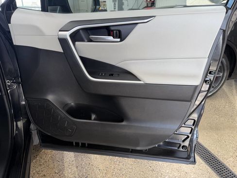 Used 2021 Toyota RAV4 XLE Premium AWD/4WD image 31