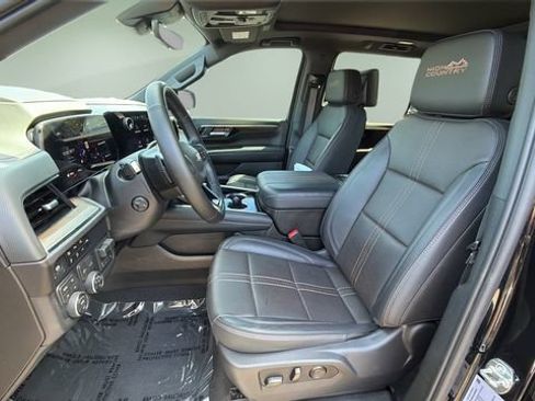 Used 2025 Chevrolet Suburban High Country AWD/4WD image 18