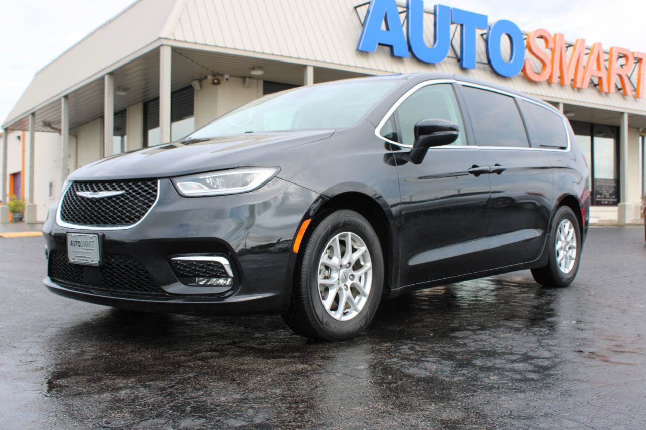 Used 2023 Chrysler Pacifica Touring-L FWD image 11