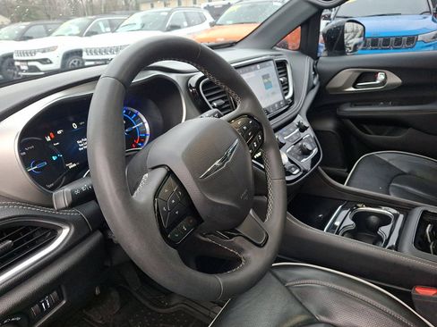 Used 2023 Chrysler Pacifica Limited w/ S Appearance Package image 25