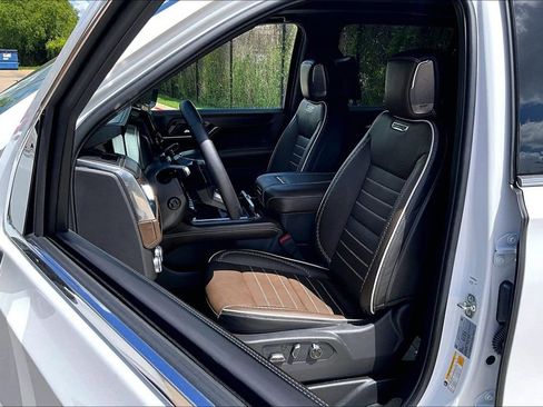 Used 2026 GMC Yukon XL Denali Ultimate w/ LPO, Floor Liner Package AWD/4WD image 34