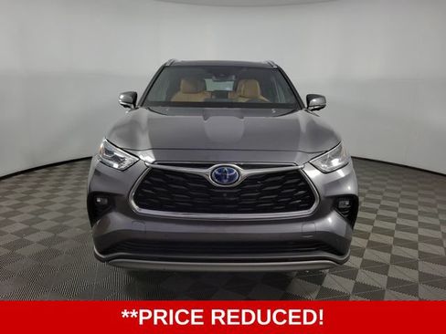 Used 2023 Toyota Highlander Platinum FWD image 2